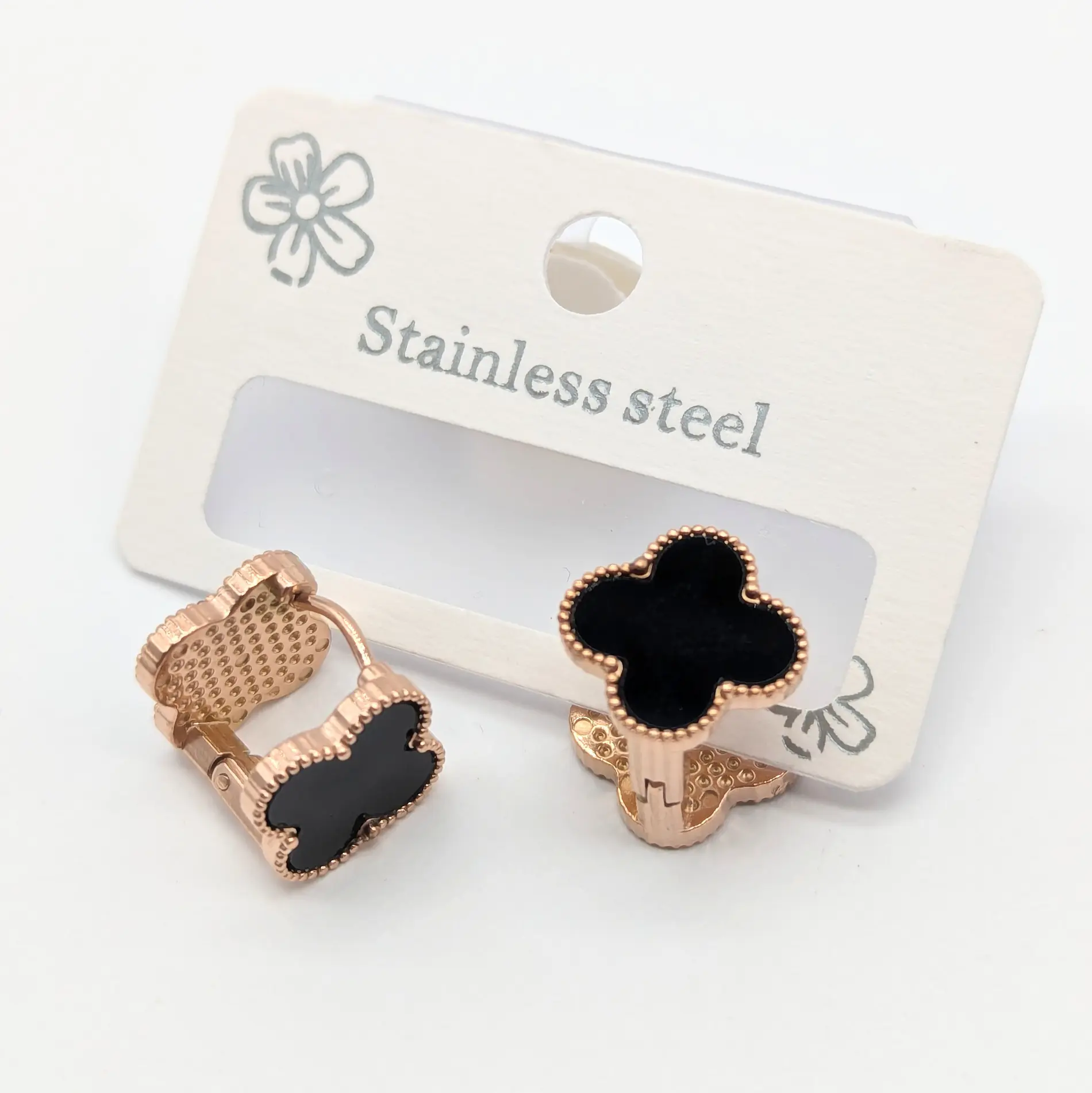 Сережки Stainless Steel “Клевер” РЗ, з чорною емаллю, двосторонні, 1.8 × 1.8 см