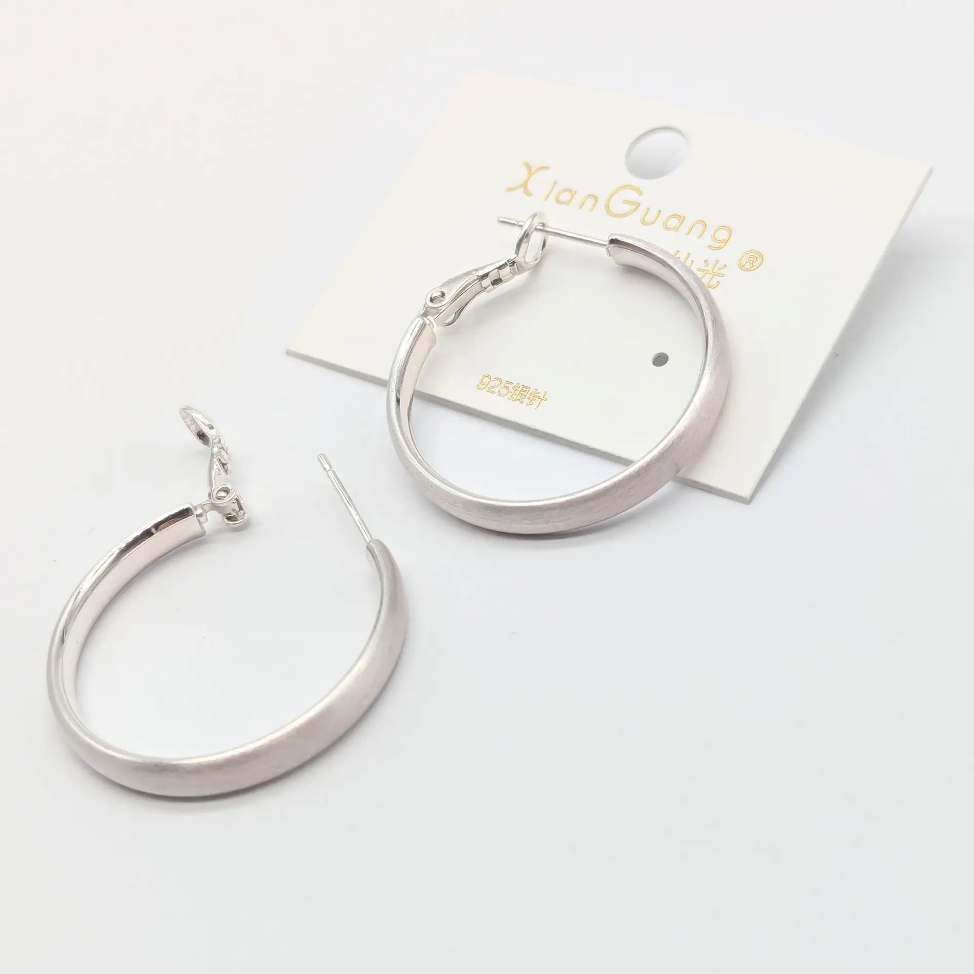 Сережки у сріблястому кольорі “Гуанг” з цирконієм та перламутровою вставкою 1.6*0.6. Штифт S925