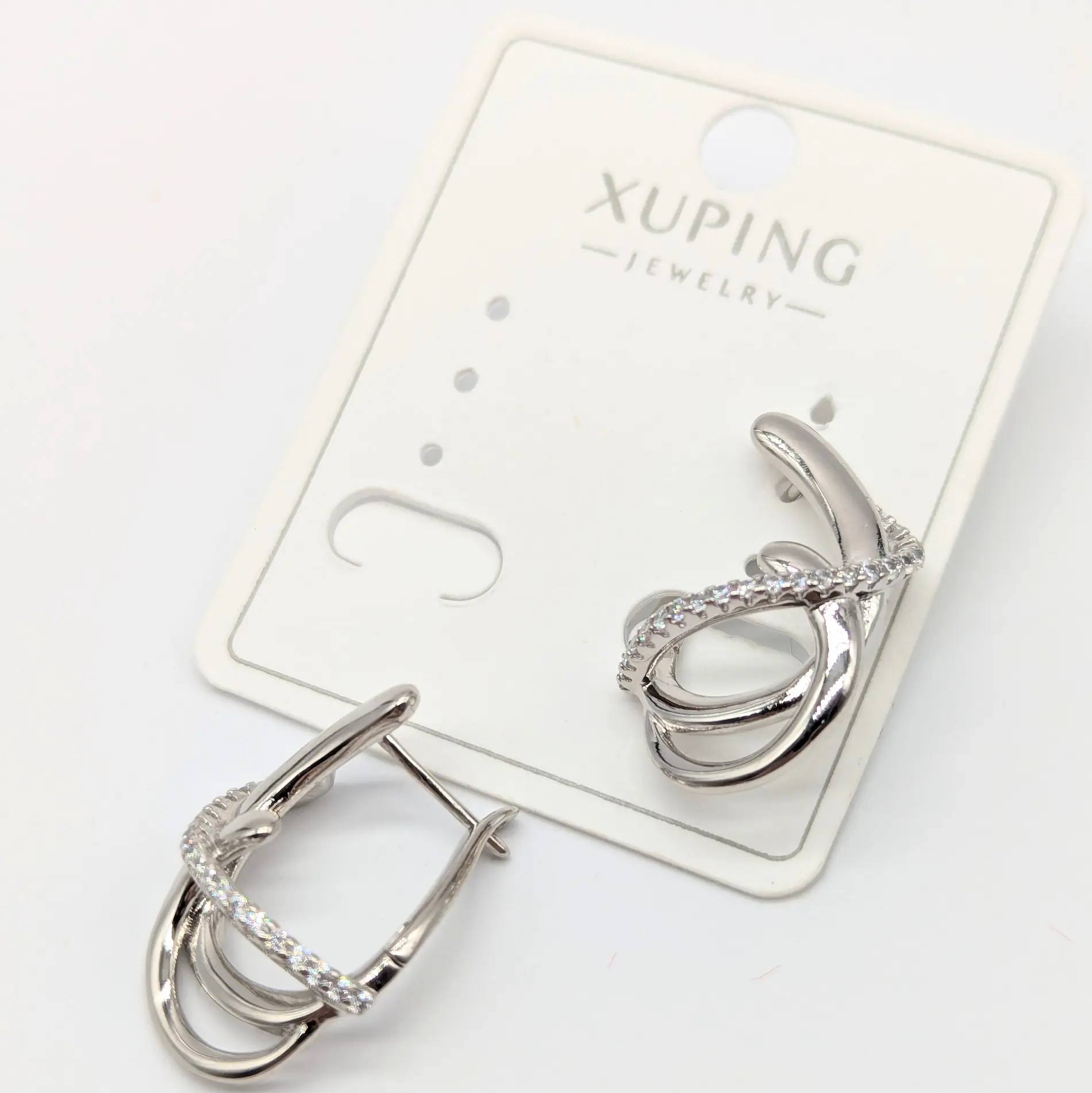 Сережки Xuping “Переплетені лінії” з білим цирконієм, сріблясте покриття